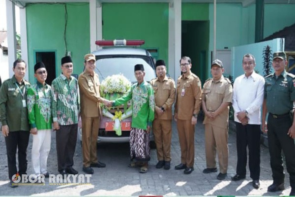 Bondowoso, Obor Rakyat – Pemerintah Kabupaten (Pemkab) Bondowoso resmi menyerahkan satu unit mobil ambulans kepada Majelis Wakil Cabang Nahdlatul Ulama (MWCNU) Cermee pada Senin (28/7/2025).