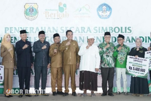 Bondowoso, Obor Rakyat – Pemerintah Kabupaten (Pemkab) Bondowoso kembali menunjukkan komitmennya dalam mendukung pendidikan keagamaan dengan menyalurkan Dana Bantuan Penyelenggaraan Pendidikan Diniyah dan Guru Swasta (BBPDGS) Tahun 2025, Senin (28/7/2025).