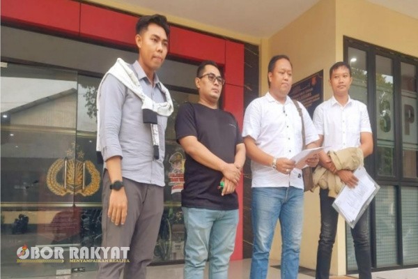 Situbondo, Obor Rakyat – Harapan membina rumah tangga berubah menjadi kekecewaan mendalam bagi Edi (39), warga Desa Kilensari, Kecamatan Panarukan, Kabupaten Situbondo.