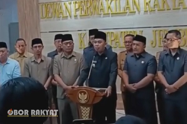 Jember, Obor Rakyat – Menyusul kelangkaan Bahan Bakar Minyak (BBM) yang melanda Kabupaten Jember akibat tersendatnya distribusi pasca-penutupan jalur nasional Jember–Banyuwangi, Pemerintah Kabupaten (Pemkab) Jember mengambil langkah cepat dengan menerapkan kebijakan strategis demi meminimalisir dampak terhadap aktivitas masyarakat.