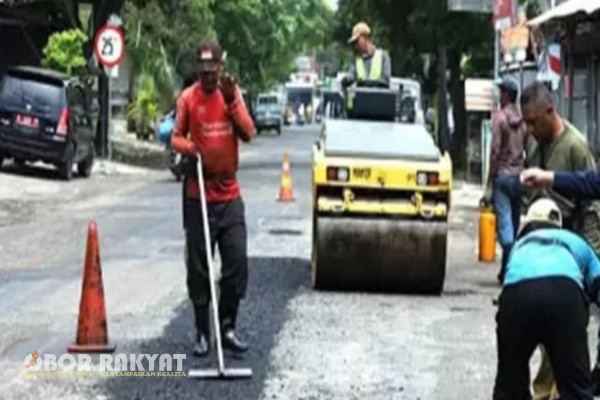 Probolinggo, Obor Rakyat – Pemerintah Kabupaten (Pemkab) Probolinggo, Jawa Timur, mengusulkan perbaikan tiga ruas jalan strategis kepada Kementerian Pekerjaan Umum dan Perumahan Rakyat (PUPR) melalui skema Instruksi Presiden (Inpres) Jalan Daerah. Usulan ini diharapkan dapat mendorong peningkatan konektivitas antarwilayah serta memperlancar mobilitas ekonomi dan sosial masyarakat.