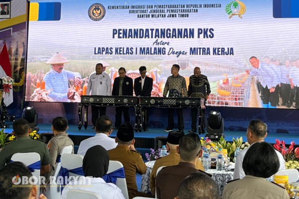 Banyuwangi, Obor Rakyat — Kepala Lembaga Pemasyarakatan (Kalapas) Kelas IIA Banyuwangi, I Wayan Nurasta Wibawa menunjukkan komitmennya dalam mendukung program ketahanan pangan nasional dengan menghadiri kunjungan kerja Menteri Imigrasi dan Pemasyarakatan, Agus Andrianto, ke Sarana Asimilasi dan Edukasi (SAE) Lapas Kelas I Malang di Ngajum, Kabupaten Malang, Senin (28/7/2025).
