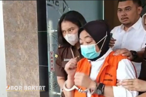 Sukabumi, Obor Rakyat – Heni Mulyani, Kepala Desa (Kades) Cikujang, Kecamatan Gunungguruh, Kabupaten Sukabumi, Jawa Barat, resmi ditahan oleh Kejaksaan Negeri (Kejari) Kabupaten Sukabumi pada Senin (28/7/2025).