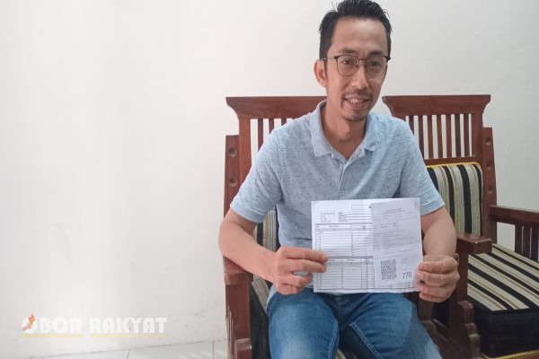 Bondowoso, Obor Rakyat – Penyaluran bantuan pangan berupa beras dari pemerintah pusat melalui Perum Bulog ke Desa Gunosari, Kecamatan Tlogosari, Kabupaten Bondowoso, menuai sorotan publik. Hal ini terjadi akibat ketidaklengkapan data penerima bantuan yang diterima oleh Pemerintah Desa Gunosari.