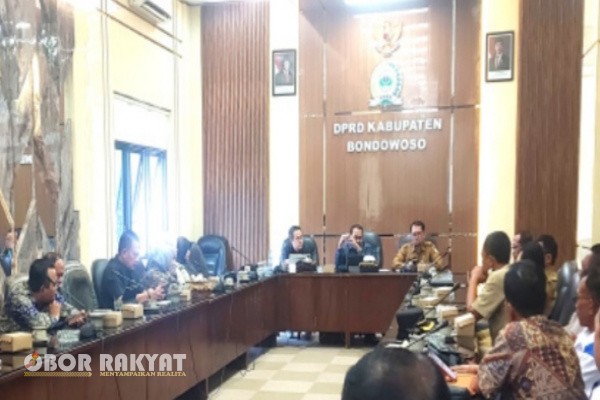 Bondowoso, Obor Rakyat – Sekretaris Daerah (Sekda) Kabupaten Bondowoso, Fathur Rozi, mengimbau seluruh Aparatur Sipil Negara (ASN) di lingkungan Pemerintah Kabupaten (Pemkab) Bondowoso agar lebih hemat dalam penggunaan bahan bakar minyak (BBM). Salah satu solusi yang ditawarkan adalah dengan bersepeda alias bike to work menuju tempat kerja.