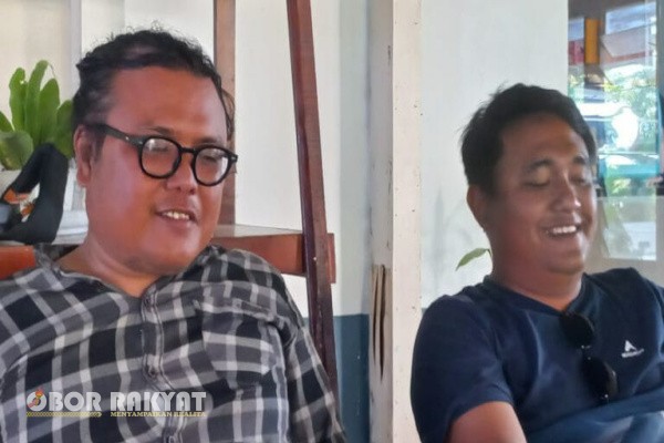 Siantar, Obor Rakyat – Tim Penasehat Hukum Julham Situmorang menyatakan sikap resmi terkait penetapan klien mereka sebagai tersangka dalam dugaan tindak pidana korupsi retribusi parkir di RS Vita Insani. Dalam siaran pers yang dirilis pada Selasa (29/7/2025), tim hukum menyatakan keberatan atas penerapan pasal yang dinilai tidak tepat serta menegaskan dukungan mereka terhadap agenda pemberantasan korupsi nasional.