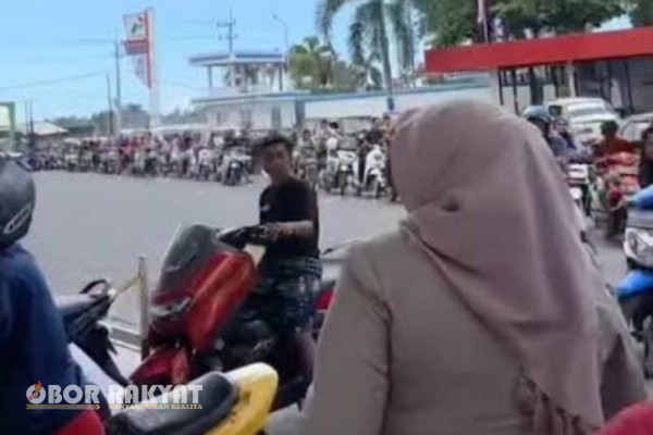 Situbondo, Obor Rakyat – Wakil Bupati (Wabup) Situbondo, Ulfiyah, turun langsung ke lapangan meninjau antrean warga yang membeli bahan bakar minyak (BBM) di SPBU Kapongan, Selasa (29/7/2025).
