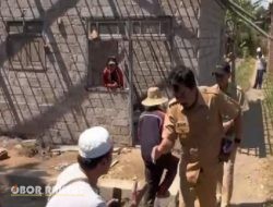 Gotong Royong Bangun Rumah Warga, Pemdes Grujugan Kidul dan Masyarakat Tunjukkan Kepedulian Sosial