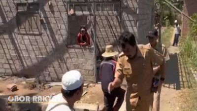 Gotong Royong Bangun Rumah Warga, Pemdes Grujugan Kidul dan Masyarakat Tunjukkan Kepedulian Sosial