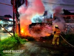Kabel Fiber Optik Terbakar di Cipayung, Tiga Personel Gulkarmat Jaktim Sigap Padamkan Api