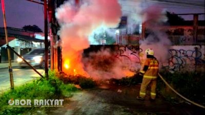 Kabel Fiber Optik Terbakar di Cipayung, Tiga Personel Gulkarmat Jaktim Sigap Padamkan Api