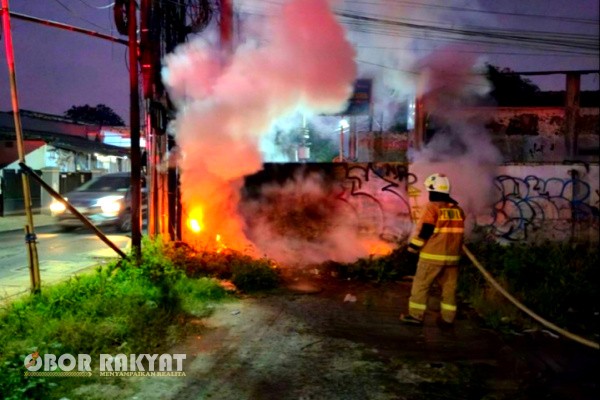 Jakarta, Obor Rakyat – Kebakaran melanda gulungan kabel fiber optik berukuran besar yang tersimpan di lahan kosong di Jalan Raya Setu, Kelurahan Cipayung, Kecamatan Cipayung, Jakarta Timur, Rabu (30/7/2025) dini hari.