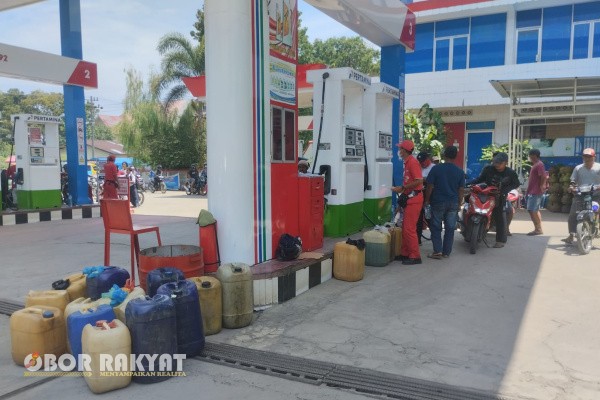 Simalungun, Obor Rakyat – Dugaan kuat penyimpangan distribusi Bahan Bakar Minyak (BBM) subsidi kembali mencuat di Kabupaten Simalungun, Sumatra Utara (Sumut). Sebuah Stasiun Pengisian Bahan Bakar Umum (SPBU) yang berlokasi di Jalan Rajamin Purba No. 14, Kelurahan Dolok Marangir, Kecamatan Dolok Batu Nanggar, menjadi sorotan tajam setelah aktivitas pengisian BBM jenis Pertalite ke dalam jeriken berlangsung secara terbuka, Selasa (29/7/2025) siang.