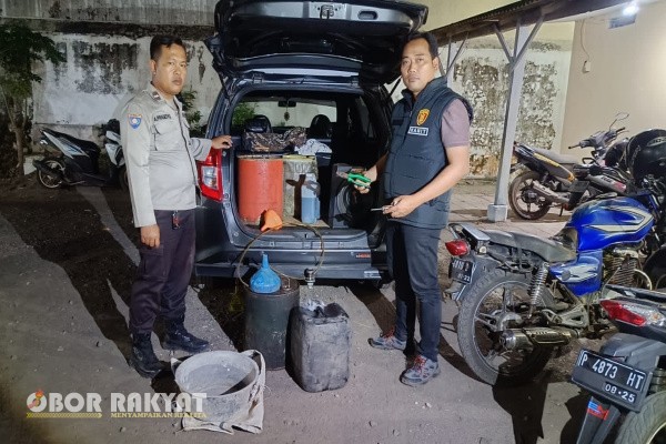 Jember, Obor Rakyat – Kepolisian Resor (Polres) Jember melalui jajaran Polsek Bangsalsari berhasil mengungkap praktik penimbunan bahan bakar minyak (BBM) di tengah situasi kelangkaan yang melanda sejumlah SPBU di Kabupaten Jember. Sebanyak delapan orang pelaku berhasil diamankan pada Selasa (29/7/2025) saat melakukan pemindahan BBM ke dalam jeriken dan wadah lainnya untuk dijual kembali secara ilegal.