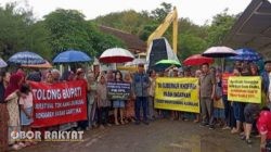 Ratusan Warga Alasmalang Gelar Aksi Damai, Desak Pemprov Jatim Segera Renovasi Jembatan Garit