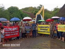 Ratusan Warga Alasmalang Gelar Aksi Damai, Desak Pemprov Jatim Segera Renovasi Jembatan Garit