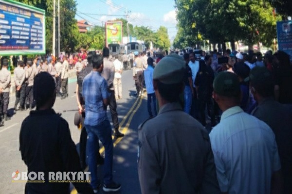 Situbondo, Obor Rakyat – Pernyataan kontroversial Bupati Situbondo, Yusuf Rio Wahyu Prayogo, yang diunggah melalui akun TikTok pribadinya memantik gelombang protes dari elemen masyarakat sipil, Kamis (31/7/2025).