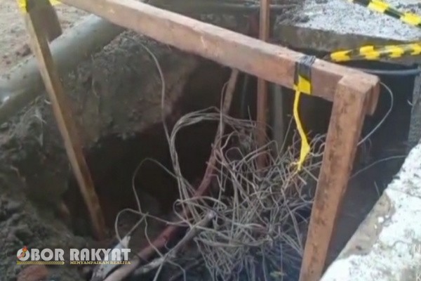 Surabaya, Obor Rakyat – Dugaan kasus pencurian kabel tembaga milik PT Telkom Indonesia kembali mencuat di Kota Surabaya. Kali ini, aksi tersebut diduga terjadi di kawasan Jalan Keputran, Kecamatan Tegalsari, pada Selasa siang (29/7/2025).
