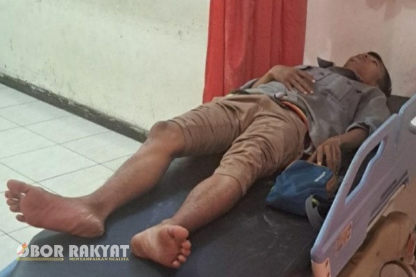 Situbondo, Obor Rakyat – Aksi damai yang digelar sejumlah aktivis yang tergabung berbagai organisasi LSM dan insan pers di Alun-Alun Situbondo mendadak ricuh. Seorang wartawan Jawa Pos Radar Situbondo (JPRS), Ahmad Humaidi diduga menjadi korban kekerasan fisik saat tengah meliput unjuk rasa tersebut.