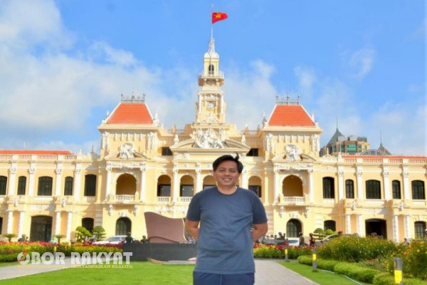 Situbondo, Obor Rakyat – Di tengah kunjungan kerja ke Vietnam untuk menyelesaikan perizinan budidaya lobster, HRM. Khalilur R Abdullah Sahlawiy atau yang akrab disapa jhi Lilur mendapat tawaran strategis dari kalangan pengusaha besar Vietnam. Tawaran tersebut mencakup peluang dagang di tiga sektor utama: batubara, benih bening lobster, dan beras kualitas khusus.