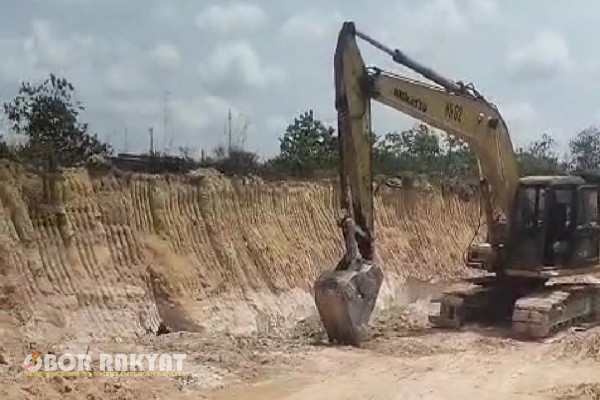 Riau, Obor Rakyat – Aktivitas tambang galian C yang diduga ilegal di Jalan Sari Madu, Desa Baru, Kecamatan Siak Hulu, Kabupaten Kampar, Riau, menuai protes keras dari warga sekitar. Kegiatan penambangan tanah urug menggunakan alat berat yang memuat hasil galian ke truk-truk besar dinilai telah mengganggu kenyamanan dan membahayakan keselamatan warga, khususnya yang tinggal di sekitar perumahan.