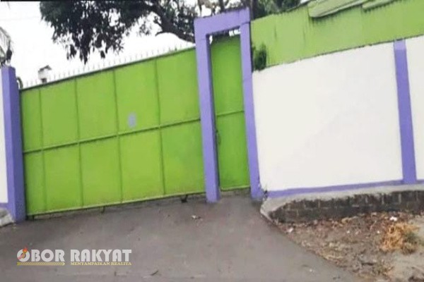 Binjai, Obor Rakyat — Praktik perjudian sabung ayam di Kota Binjai, Sumatera Utara tepatnya di Jalan Gunung Sinabung, Kelurahan Tanah Merah, Kecamatan Binjai Selatan, kian terbuka dan marak tanpa tersentuh hukum. Aktivitas ilegal ini diduga kuat dibekingi oleh oknum aparat dan pejabat setempat, sehingga aparat penegak hukum seolah tak mampu bertindak tegas.