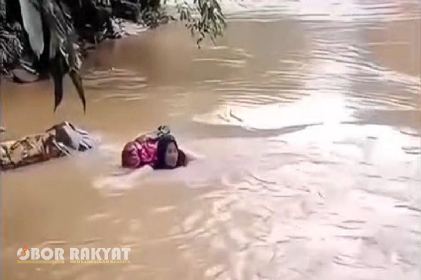 Pasaman, Obor Rakyat – Sebuah video yang merekam aksi heroik seorang bidan di Nagari Dua Koto, Kabupaten Pasaman, Sumatera Barat, viral di media sosial.