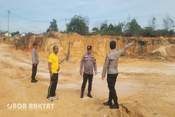 Riau, Obor Rakyat – Beredarnya informasi di media sosial terkait aktivitas pertambangan galian C di Jalan Sarimadu, Desa Baru, Kecamatan Siak Hulu, Kabupaten Kampar, Riau, langsung ditindaklanjuti oleh aparat kepolisian. Tim penyelidik dari Polsek Siak Hulu turun ke lokasi pada Sabtu (2/8/2025) sekitar pukul 09.30 WIB guna memastikan kebenaran kabar tersebut.