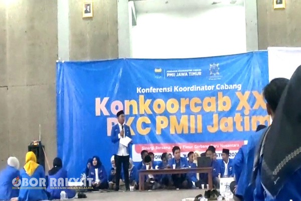 Bondowoso, Obor Rakyat — Menjelang pemilihan Ketua Pengurus Koordinator Cabang (PKC) dan Korps PMII Putri (Kopri) Jawa Timur, suhu politik internal organisasi mahasiswa tersebut kian memanas. Aroma praktik kotor berupa intimidasi, politik uang, hingga tekanan dari tokoh berpengaruh mulai tercium, memicu kekhawatiran akan rusaknya nilai-nilai demokrasi dalam tubuh Pergerakan Mahasiswa Islam Indonesia (PMII).