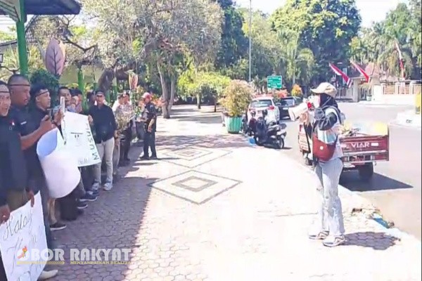 Bondowoso, Obor Rakyat – Puluhan jurnalis dari berbagai media di Kabupaten Bondowoso, Jawa Timur, menggelar aksi solidaritas sebagai bentuk protes keras terhadap dugaan kekerasan dan intimidasi yang menimpa wartawan Jawa Pos Radar Situbondo, Humaidi.