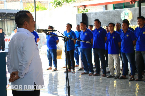 Banyuwangi, Obor Rakyat – Kepala Lembaga Pemasyarakatan (Kalapas) Kelas IIA Banyuwangi, I Wayan Nurasta Wibawa, memimpin langsung apel pagi bagi para tamping dan warga binaan asimilasi di halaman Lapas, Senin (4/8/2025).