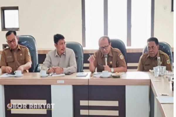 Bondowoso, Obor Rakyat – Pemerintah Kabupaten (Pemkab) Bondowoso menegaskan komitmennya dalam mengawal pelaksanaan Surat Edaran (SE) Menteri Dalam Negeri (Mendagri) Nomor 100.3/4179/SJ terkait perpanjangan masa jabatan kepala desa (kades).