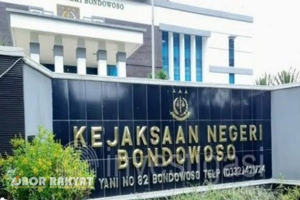 Bondowoso, Obor Rakyat – Kasus dugaan kredit usaha rakyat (KUR) fiktif di BRI Unit Tapen, Bondowoso terus bergulir. Tiga aparatur Pemerintah Desa (Pemdes) Jurang Sapi, Kecamatan Tapen, kembali dipanggil penyidik Kejaksaan Negeri (Kejari) Bondowoso untuk diperiksa sebagai saksi.