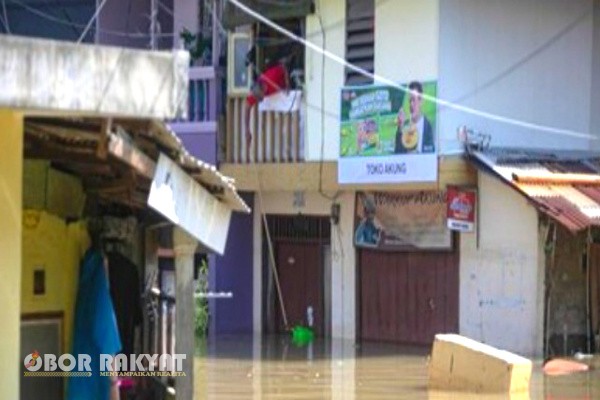 Jakarta, Obor Rakyat – Hujan deras yang mengguyur wilayah Jakarta pada Senin (4/8/2025) sore menyebabkan banjir di sejumlah titik.