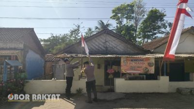 Dua Polisi Muda di Ambulu Ajak Warga Semarakkan HUT RI ke-80 dengan Pasang Bendera dan Lomba Meriah