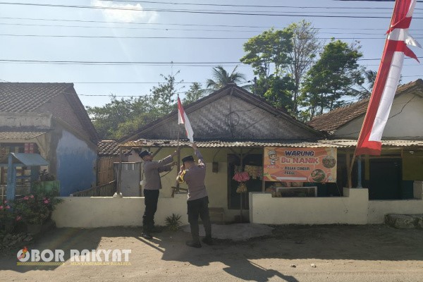 Jember, Obor Rakyat – Menjelang peringatan Hari Ulang Tahun (HUT) Kemerdekaan Republik Indonesia ke-80, semangat nasionalisme mulai menggema di berbagai pelosok negeri. Di Desa Karanganyar, Kecamatan Ambulu, Kabupaten Jember, dua anggota polisi muda turut ambil peran dalam menyemarakkan suasana kemerdekaan dengan cara yang inspiratif dan dekat dengan masyarakat.