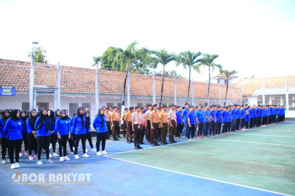 Banyuwangi, Obor Rakyat – Dalam rangka menyambut Hari Ulang Tahun (HUT) ke-80 Kemerdekaan Republik Indonesia (RI), Lembaga Pemasyarakatan (Lapas) Kelas IIA Banyuwangi menggelar Pekan Olahraga yang diikuti oleh pegawai dan warga binaan. Kegiatan ini secara resmi dibuka oleh Kepala Lapas (Kalapas) Banyuwangi, I Wayan Nurasta Wibawa, pada Rabu (6/8/2025) di Lapangan Tenis Blok Timur Lapas.
