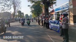 Satlantas Polres Jember Bagikan Bendera Merah Putih ke Pengendara, Sambut HUT RI ke-80 dengan Semangat Nasionalisme