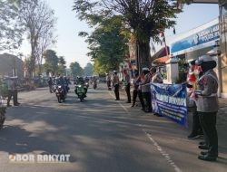 Satlantas Polres Jember Bagikan Bendera Merah Putih ke Pengendara, Sambut HUT RI ke-80 dengan Semangat Nasionalisme