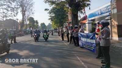 Satlantas Polres Jember Bagikan Bendera Merah Putih ke Pengendara, Sambut HUT RI ke-80 dengan Semangat Nasionalisme