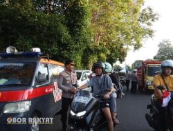 Polresta Banyuwangi Bagikan Bendera Merah Putih ke Pengendara Jelang HUT RI ke-80