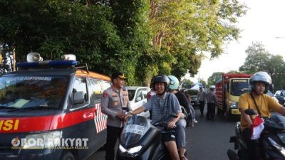 Polresta Banyuwangi Bagikan Bendera Merah Putih ke Pengendara Jelang HUT RI ke-80