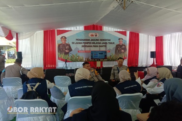 Jember, Obor Rakyat – Sebagai bentuk dukungan terhadap program "Asta Cita" Presiden Prabowo Subianto, khususnya dalam hal ketahanan pangan nasional, Polres Jember melaksanakan kegiatan nyata dengan menggandeng sejumlah pondok pesantren untuk menanam jagung di lahan yang belum tergarap.