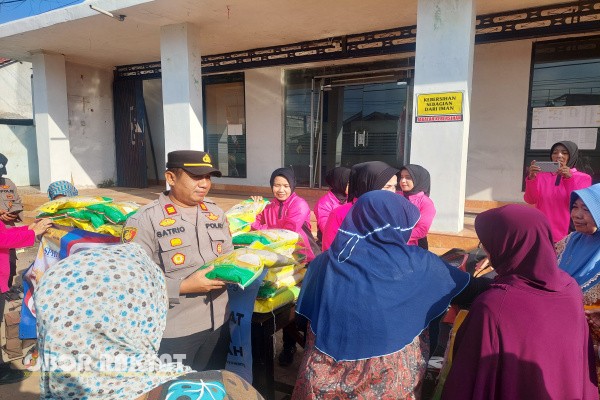 Banyuwangi, Obor Rakyat — Polresta Banyuwangi bersama Bulog Kancah Banyuwangi menggelar Gerakan Pangan Murah (GPM) di tiga titik wilayah Banyuwangi, Jumat (8/8/2025).