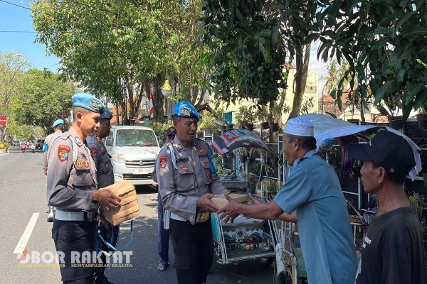 Banyuwangi, Obor Rakyat – Dalam upaya mempererat hubungan dengan masyarakat serta menumbuhkan semangat kebersamaan, Kepolisian Resor Kota (Polresta) Banyuwangi melalui Seksi Propam menggelar aksi sosial dengan membagikan ratusan nasi kotak kepada warga, Jumat (8/8/2025).