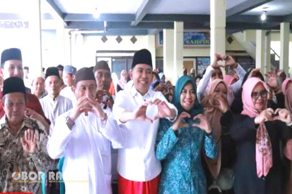 Jember, Obor Rakyat – Pemerintah Kabupaten (Pemkab) Jember kembali menunjukkan komitmennya dalam meningkatkan kesejahteraan guru ngaji, yang selama ini menjadi pilar pendidikan moral dan spiritual di tengah masyarakat. Tahun 2025, Pemkab meluncurkan program 22.000 Guru Ngaji untuk Jember Maju, jumlah penerima insentif terbanyak sepanjang sejarah daerah ini.