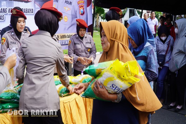 Surabaya, Obor Rakyat — Kepolisian Resor Kota Besar (Polrestabes) Surabaya, Polda Jawa Timur, kembali menunjukkan kepeduliannya terhadap kondisi sosial ekonomi masyarakat dengan menggelar Gerakan Pangan Murah secara serentak di seluruh wilayah hukum, Jumat (8/8/2025).