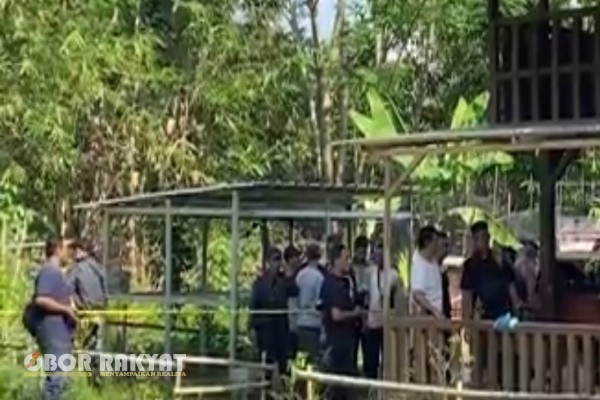 Pangkalpinang, Obor Rakyat – Dunia jurnalistik Bangka Belitung berduka. Adityawarman (48), wartawan senior sekaligus Pemimpin Redaksi media lokal Okeyboz.com, ditemukan tewas mengenaskan di dasar sumur kebunnya di kawasan Dealova, Kelurahan Air Kepala Tujuh, Kecamatan Gerunggang, Kota Pangkalpinang, Jumat (8/8/2025) siang.