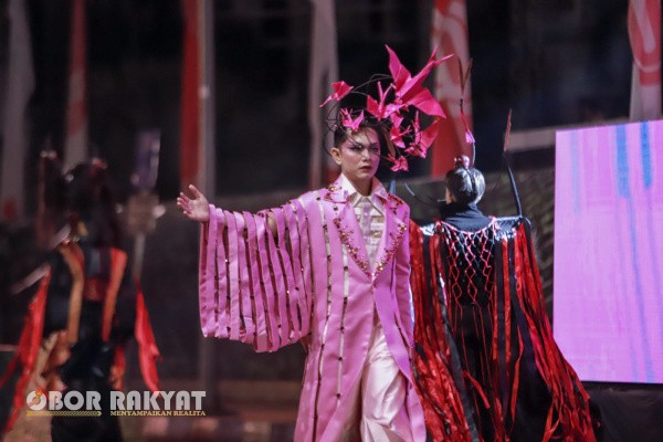 Jember, Obor Rakyat – Gelaran Jember Fashion Carnival (JFC) Artwear 2025 kembali memukau publik dengan suguhan spektakuler pada Sabtu malam (9/8/2025). Ribuan penonton memenuhi Jalan Sudarman untuk menyaksikan parade busana penuh warna yang memadukan seni, budaya, dan inovasi kreatif kelas dunia.