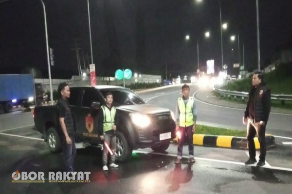 Simalungun, Obor Rakyat – Untuk menjaga keamanan dan ketertiban masyarakat (kamtibmas) di akhir pekan, Tim Laser Jatanras Anti Bandit Sat Reskrim Polres Simalungun menggelar patroli malam di wilayah rawan tindak kejahatan. Kegiatan ini berlangsung pada Sabtu malam (9/8/2025) mulai pukul 21.00 WIB hingga dini hari, menyasar titik-titik strategis di wilayah hukum Polsek Serbelawan.